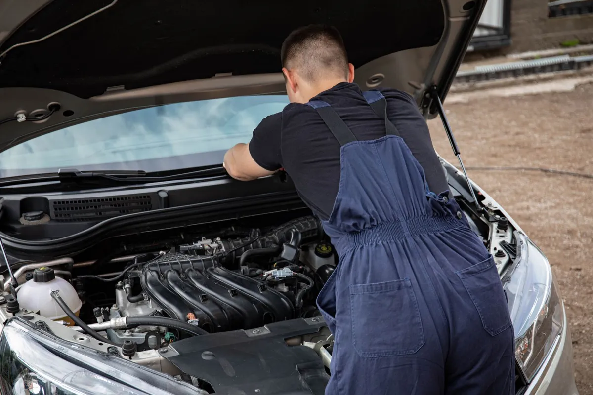 Mobile auto glass service technician in Melbourne, FL